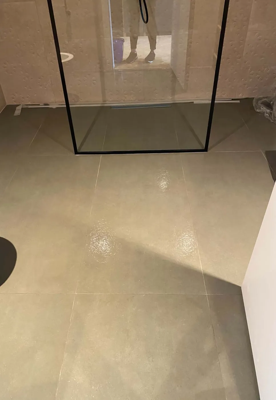 Pod u kupaonici nakon čišćenja građevinske prašine