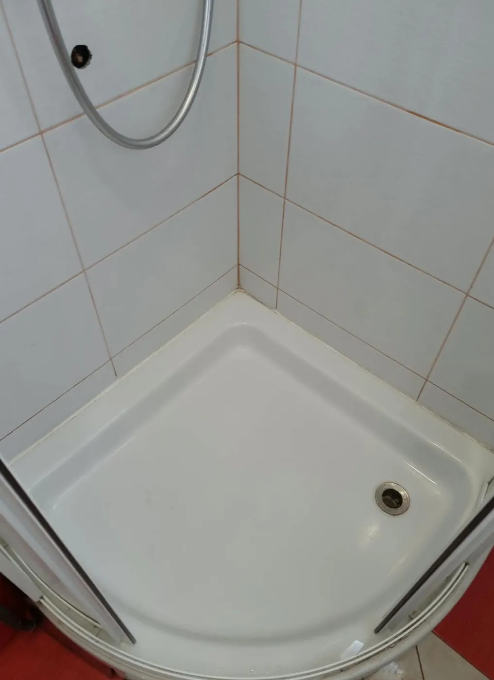 Tuš kada bez kamenca i mrlja