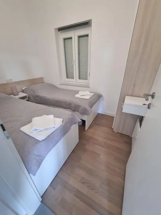 Soba spremna za goste, čist prozor
