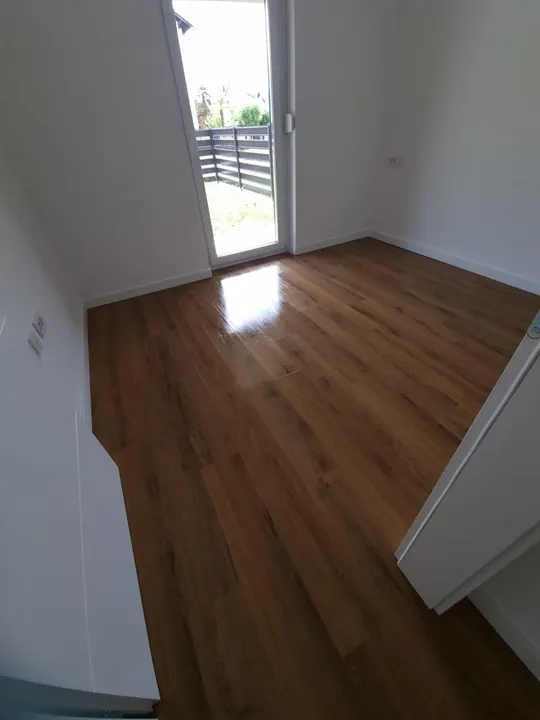 Prazna prostorija spremna za useljenje nakon čišćenja
