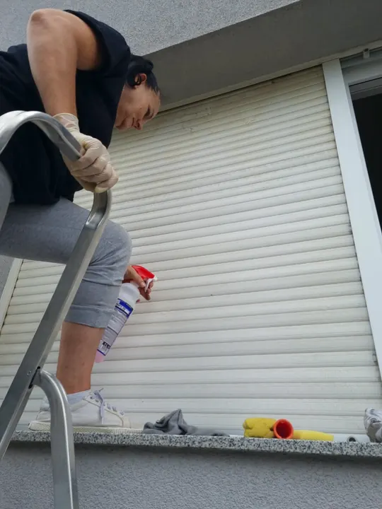 Djelatnica HSE Cleaninga pere rolete
